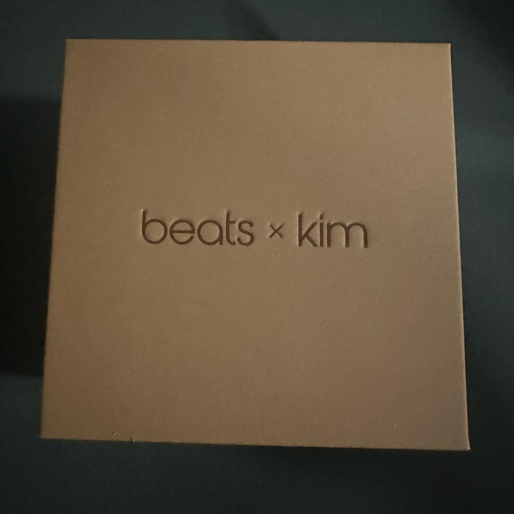 Beats by Dre x Kim Kardashian Earbuds - Dune *limited edition*